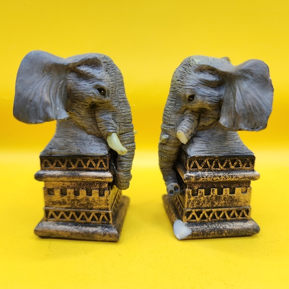 2 Wild Animals of Africa Elephants Brown Black Chess Pieces Ben Homer 2002 - Picture 4 of 9